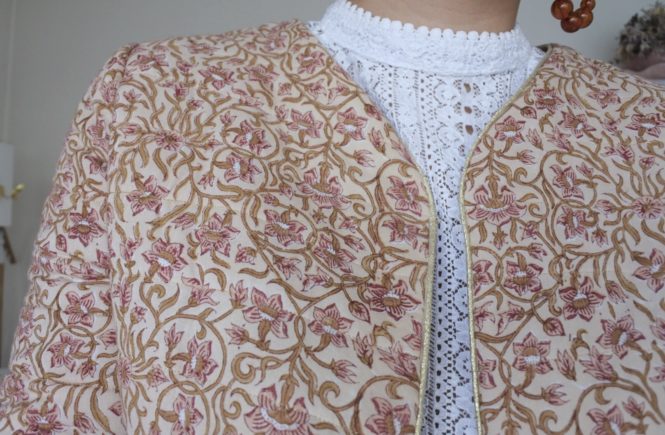 Une veste matelassée à la main