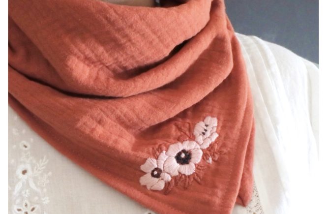 Le foulard brodé en rosa canina